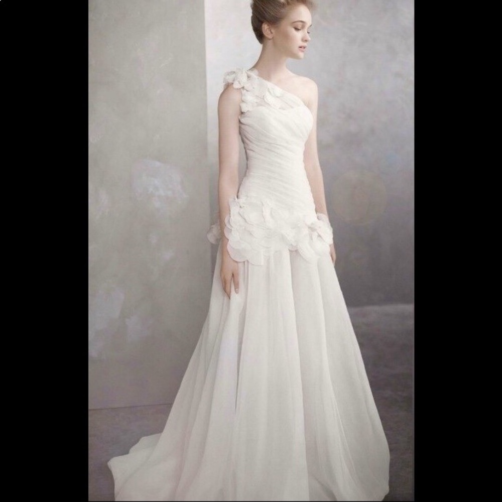 White by VERA WANG Wedding Gown PRESERVED 👰🏻💐💒